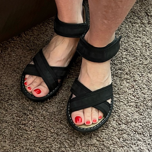 FLY LONDON SANDLES. BLACK VELCRO. LEATHER. YEAR AROUND SANDLE. COMFORTABLE 🩷 - Picture 8 of 8